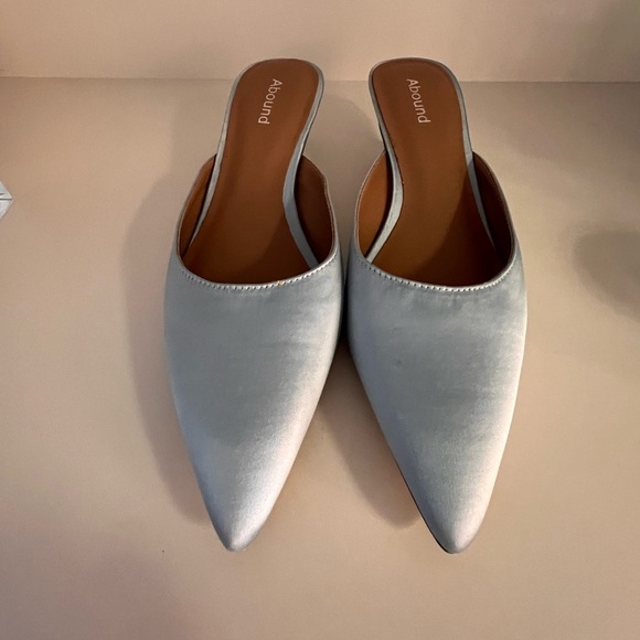 Great summer shoe with Kitty heal. Light blue satin like fabric. - Picture 3 of 6